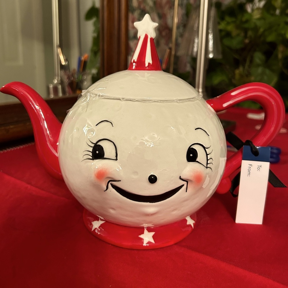 Johanna Parker, Carnival Cottage, Laughing Luna Teapot tea and white ceramic